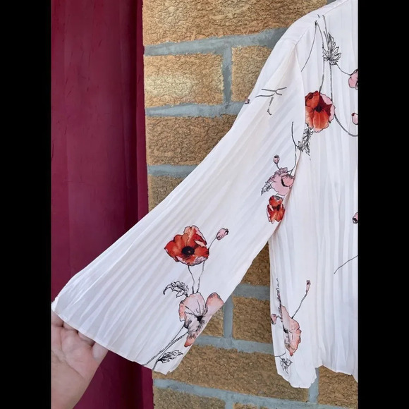 Vince Tossed Poppy Pleated Blouse small - Picture 3 of 10